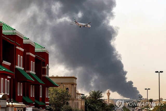 ▲ 드론 공격을 받아 연기가 피어오르는 아랍에미리트 두바이 공항. 출처=AFPⓒ연합뉴스