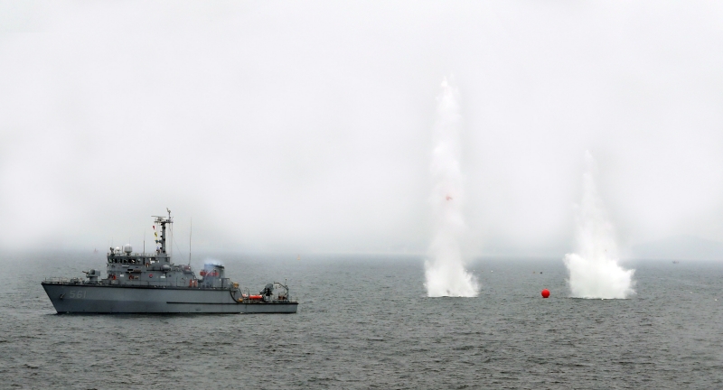 ▲ 2023년 9월 13일 인천 중구 팔미도 인근 해상에서 열린 제73주년 인천상륙작전 전승기념행사 미디어데이에서 소해함이 무인 기뢰 제거 시범을 보이는 모습. ⓒ뉴시스