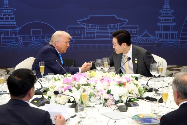 ▲ 이재명 대통령이 지난해 10월 29일 경북 경주 힐튼호텔 그랜드볼룸에서 열린 대통령 주최 정상 특별만찬에서 도널드 트럼프 미국 대통령과 악수하는 모습. ⓒ뉴시스
