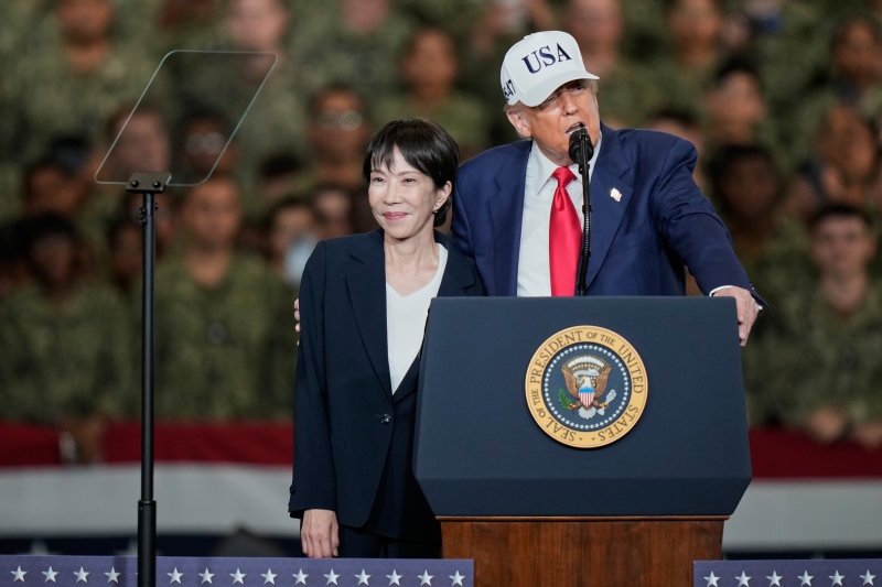 ▲ 도널드 트럼프 미국 대통령이 지난해 10월 28일 가나가와현 요코스카에 있는 미 해군 기지에 정박 중인 미 항공모함 USS 조지 워싱턴호에서 미군 장병들을 대상으로 연설하는 모습. 옆에 다카이치 사나에 일본 총리가 서 있다. ⓒAP·뉴시스