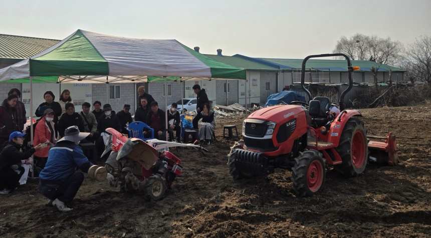 ▲ 남양주시는 17일 농업기술센터가 진건읍 진관리 현장에서 농업기계 운영 교육을 실시했다 ⓒ남양주시 제공