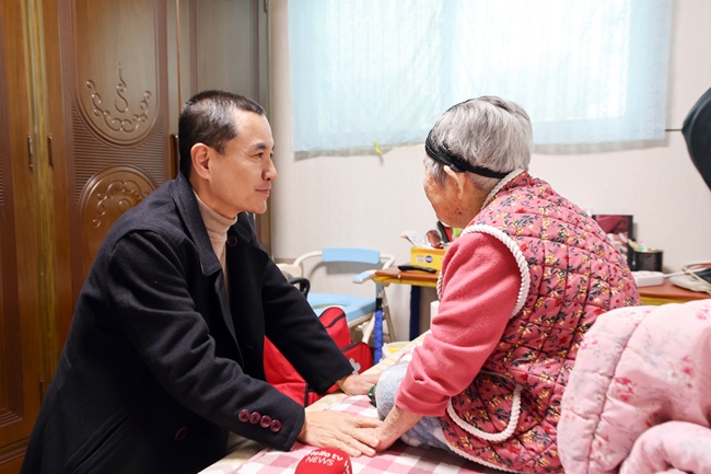 ▲ 김진태 강원특별자치도지사가 도민공감 행정의 세 번째 일정으로 18일 원주 단구동의 한 아파트를 방문해 오는 27일 시행 예정인 의료·요양 통합돌봄사업 준비 상황을 점검하고 대상자와 관계자를 만나 현장의 목소리를 청취했다. ⓒ강원특별자치도