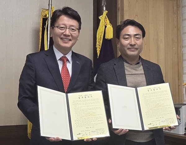 ▲ 충남 예산군 덕산면이 지난 18일 덕산면 행정복지센터에서 스플라스 리솜과 업무협약을 체결한 뒤 기념촬영을 하고 있다.ⓒ예산군