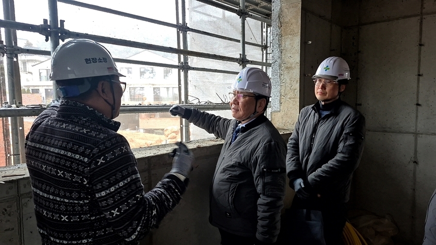 ▲ 최근 대형 재해가 발생한 광주 지역의 산업재해 예방을 위해 광주 서구 매월동 소재 모아종합건설(주) 신축 현장을 방문하여 현장 경영을 실시하고있다.ⓒ한국산업안전보건공단 제공