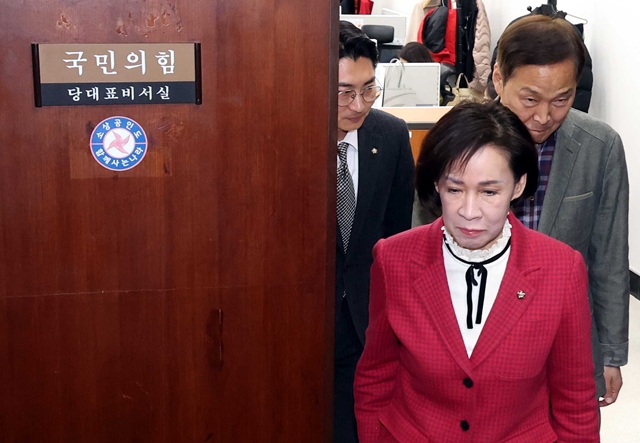 ▲ 이인선 국민의힘 의원을 비롯한 대구지역 의원들이 지난 18일 국회에서 대구시장 경선 관련 장동혁 대표와 면담을 마치고 밖으로 나서고 있다. 앞부터 이인선, 김기웅 의원, 박준태 당대표 비서실장. ⓒ뉴시스