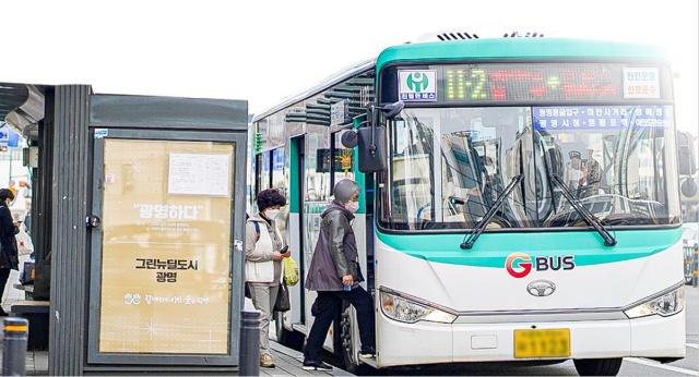 ▲ 지난 1일부터 증차 운영된 11-2번 버스. ⓒ광명시 제공