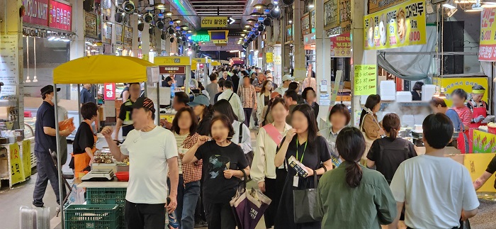 ▲ 지난해 '육거리 야시장 만원'을 시민들이 시장을 거닐고 있는 모습.ⓒ청주시 제공