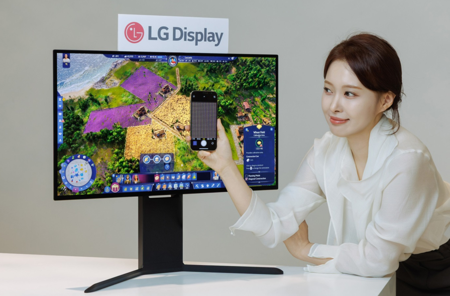 ▲ 세계 최초 240Hz RGB 스트라이프 구조가 적용된 LG디스플레이 모니터용 OLED 패널ⓒLG디스플레이