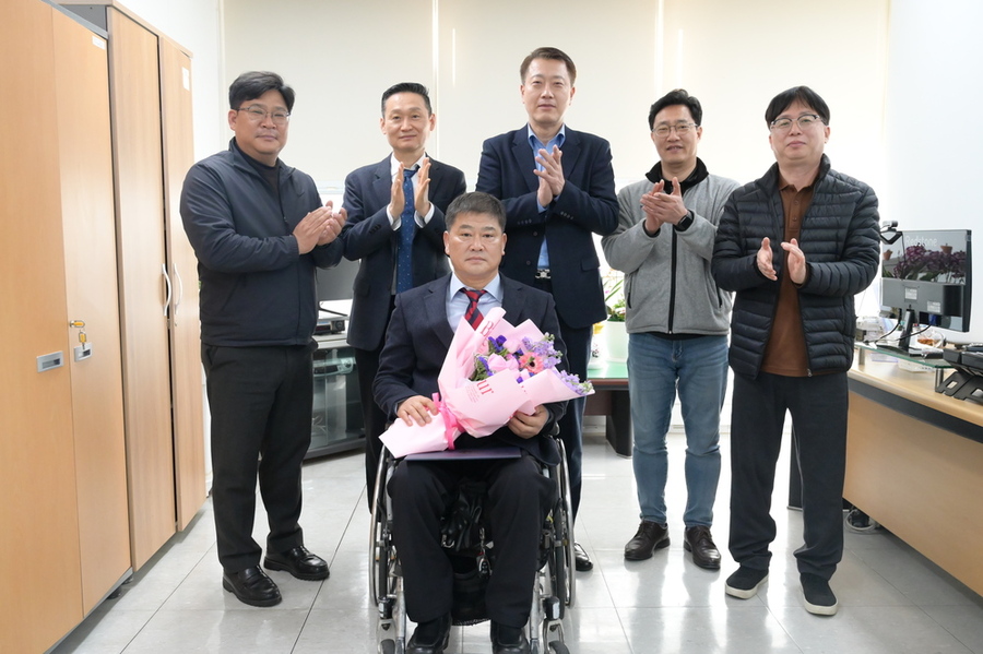 ▲ 김홍규(58) 광주광역시청 장애인양궁 실업팀 감독 임용식ⓒ광주광역시장애인체육회 제공