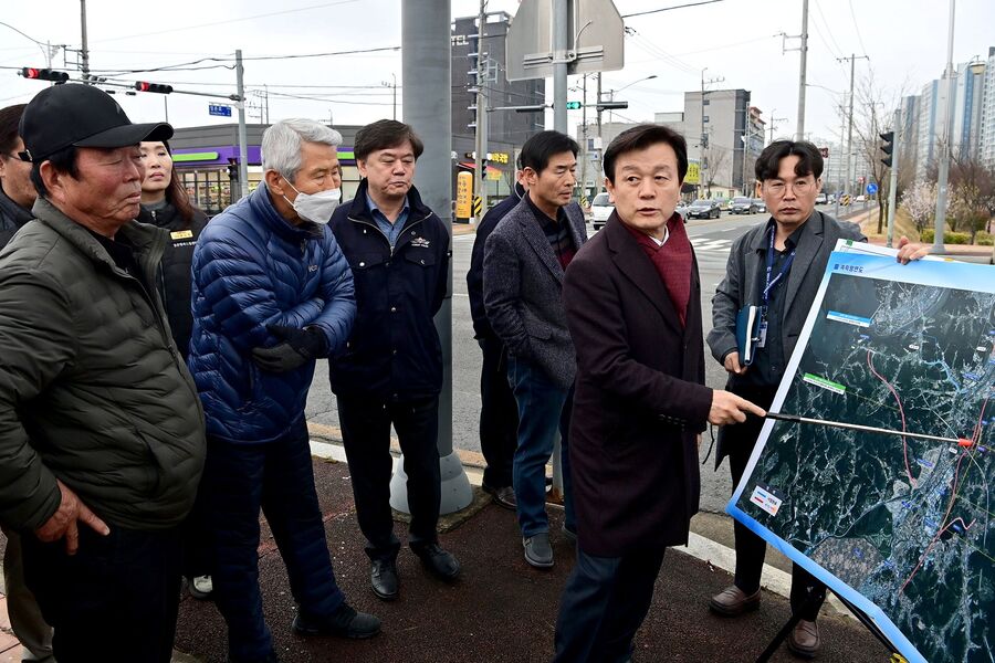 ▲ 진주시는 지난 18일 정촌면 화개리 일원 ‘화개 1교~매동마을’ 구간 도로 개선사업 예정지를 찾아 현장 점검과 함께 주민 설명회를 개최했다.ⓒ진주시