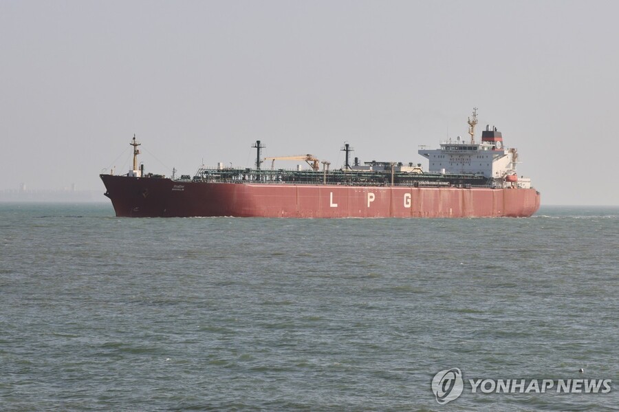 ▲ 최근 이란의 허락으로 호르무즈 해협을 통과한 인도의 액화석유가스(LPG) 운반선이 지난 16일(현지시간) 인도 서부 구자라트주 문드라항에 도착한 모습. ⓒ연합뉴스