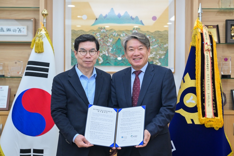 ▲ 영덕군과 경북개발공사는 지역의 풍부한 에너지 자원을 활용해 미래 성장 기반을 마련하고자 18일 ‘지속가능한 에너지 자립도시 조성 업무협약’을 체결했다.ⓒ경북개발공사