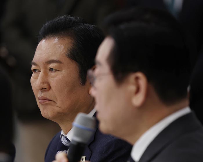 ▲ 정청래 더불어민주당 대표가 지난 1월 16일 청와대 상춘재에서 열린 정당 지도부 초청 오찬에서 이재명 대통령의 발언을 듣는 모습. ⓒ뉴시스