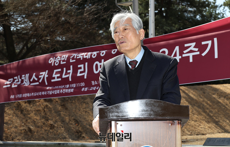 ▲ 박근영 4월혁명고대 회장이 19일 오전 서울 동작구 국립서울현충원 이승만대통령 묘역에서 열린 3. 19 프란체스카 도너 리 34주기 추모식에서 인사말을 하고 있다. ⓒ서성진 기자