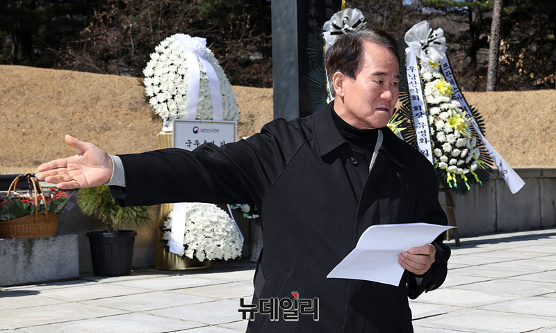 ▲ 이종열 4.18 우남포럼 상임부회장이 19일 오전 서울 동작구 국립서울현충원 이승만대통령 묘역에서 열린 3. 19 프란체스카 도너 리 34주기 추모식에서 프란체스카 여사 약력 소개를 하고 있다. ⓒ서성진 기자