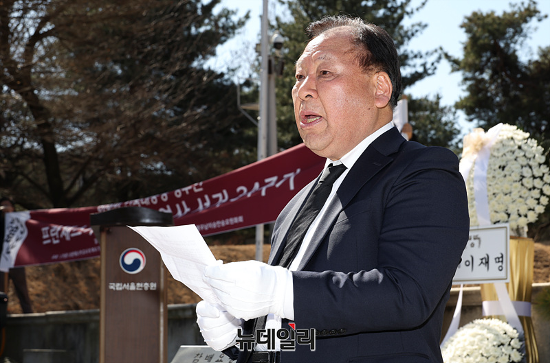 ▲ 전용헌 4·18 우남포럼 회장이 19일 오전 서울 동작구 국립서울현충원 이승만대통령 묘역에서 열린 3. 19 프란체스카 도너 리 34주기 추모식에서 추도사를 낭독하고 있다. ⓒ서성진 기자