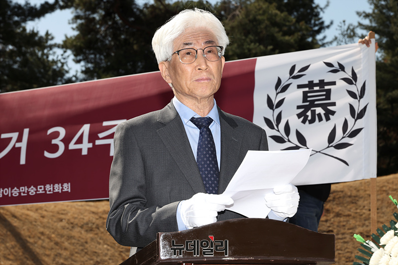 ▲ 복거일 소설가가 19일 오전 서울 동작구 국립서울현충원 이승만대통령 묘역에서 열린 3. 19 프란체스카 도너 리 34주기 추모식에서 추도사를 낭독하고 있다. ⓒ서성진 기자