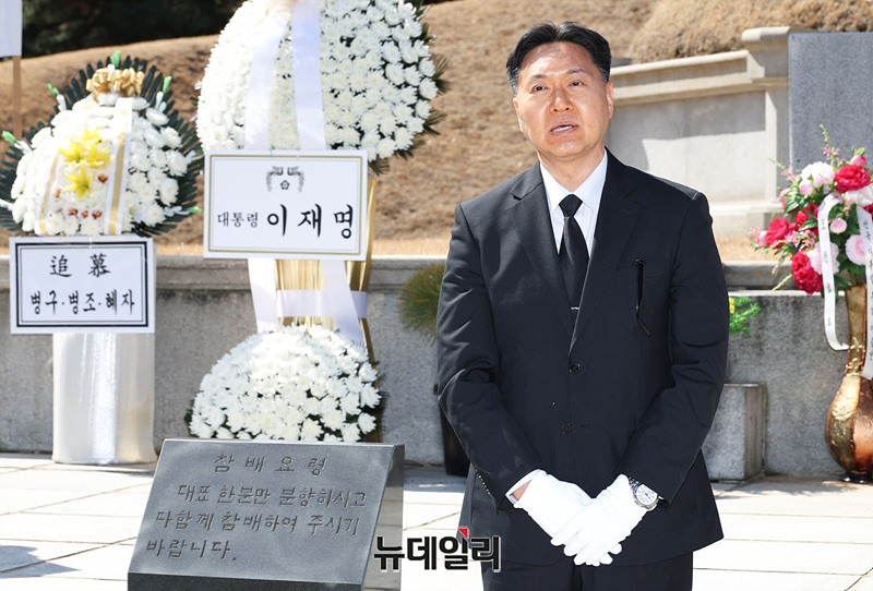 ▲ 이승만 전 대통령 손자 이병구 이화장 대표가 19일 오전 서울 동작구 국립서울현충원 이승만대통령 묘역에서 열린 3. 19 프란체스카 도너 리 34주기 추모식에서 감사 인사를 하고 있다. ⓒ서성진 기자