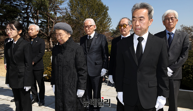 ▲ 이인호 명예교수(전 러시아 대사), 복거일 소설가 등을 비롯한 참석자들이 19일 오전 서울 동작구 국립서울현충원 이승만대통령 묘역에서 열린 3. 19 프란체스카 도너 리 34주기 추모식에서 참배하고 있다. ⓒ서성진 기자