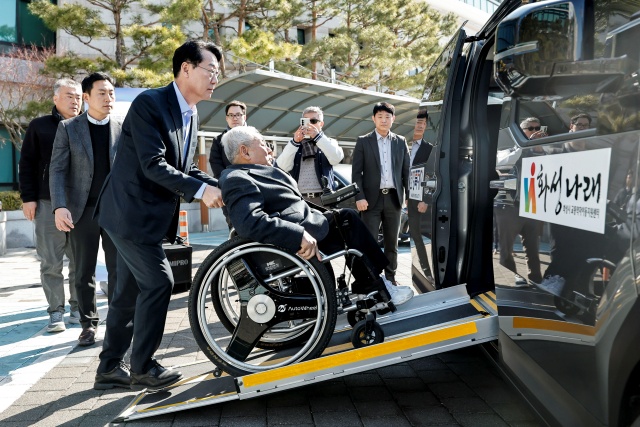▲ 정명근 시장이 장애인 전용 기아 PV5 시승을 돕고 있다ⓒ화성시 제공