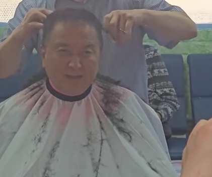 ▲ 김영환 충북지사가 국민의힘 공천관리위원회의 컷오프 결정에 반발해 19일 삭발하는 모습. ⓒ김영환 충북지사 페이스북