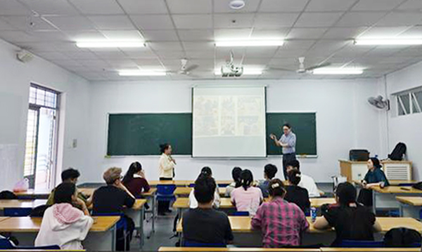 ▲ 윤상식 교수가 수업을 진행하고 있다.ⓒ대구한의대