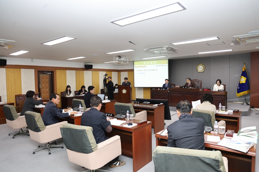 ▲ 청도군의회는 19일 제316회 임시회 제8차 본회의를 끝으로 11일간의 회기를 마무리하고 운영행정위원회와 산업경제위원회에 회부된 주요 안건들을 심사·의결했다.ⓒ청도군의회