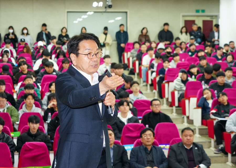 ▲ 강기정 광주광역시장이 19일 오전 송원대학교 학생회관에서 '광주광역시가 전하는 광주전남 통합특별법 이야기' 행사에 참석해 통합특별법의 주요 내용과 통합 이후 변화상에 대해 청년들과 대화하고 있다.ⓒ광주광역시 제공