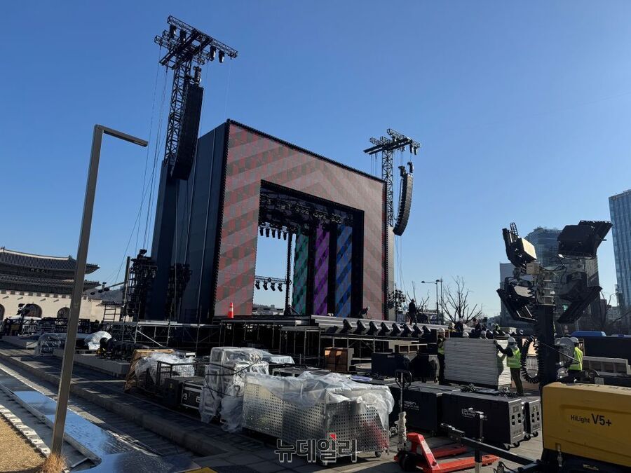 ▲ 19일 광화문광장에 BTS 공연을 위한 대형 무대가 설치되고 음향·조명 장비가 점검되고 있다. ⓒ김동우 기자