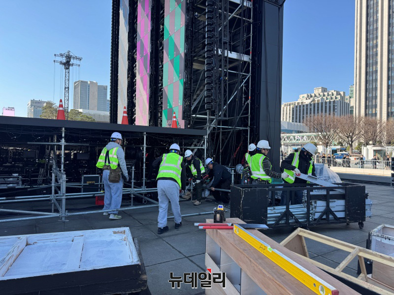 ▲ 19일 BTS 컴백 공연이 열리는 광화문광장 일대에서 인부들이 무대 설치 작업에 나서고 있다. ⓒ임찬웅 기자