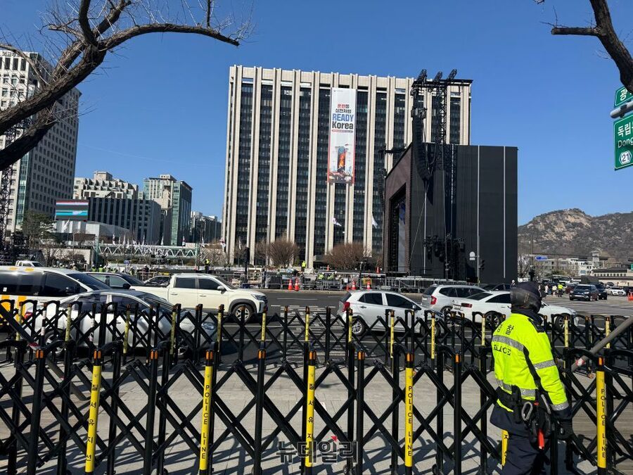 ▲ 19일 BTS 공연이 열리는 광화문광장 인근에서 경찰이 근무하고 있다. ⓒ임찬웅 기자