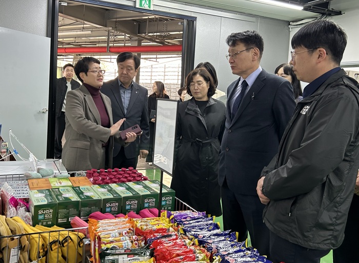 ▲ 홍종완 충남도 행정부지사가 19일 천안시 ‘따숨푸드뱅크’를 방문해 관계자들과 함께 ‘그냥드림’ 사업 운영 현황을 점검하고 있다.ⓒ충남도