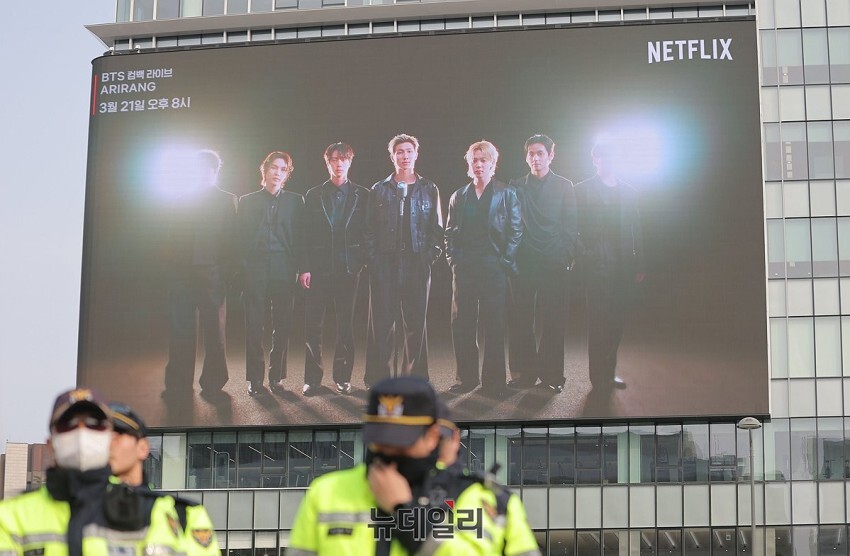 ▲ 서울 광화문광장 KT WEST 사옥 전광판에 오는 21일 열리는 BTS 공연에 대한 홍보 영상이 재생되고 있다. ⓒ연합뉴스