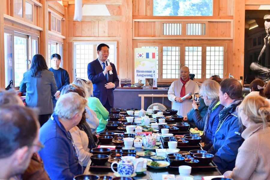 ▲ 환영 인사 중인 김한종 군수ⓒ장성군 제공