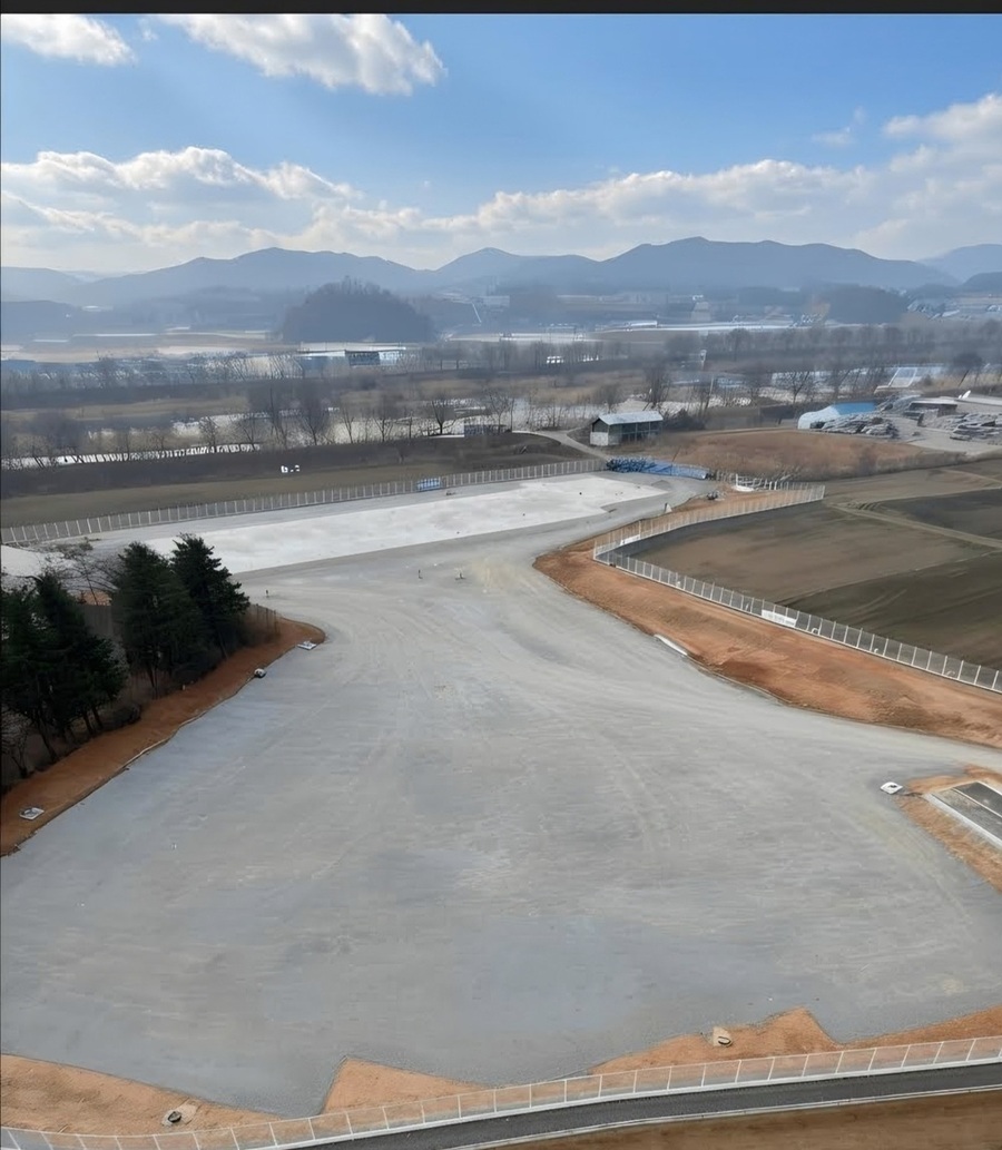 ▲ 장성축협은 노후화된 기준 가축시장을 대신해 최신 시설을 갖춘 가축유통센터(가축시장)를 신축 이전하면 2026년 5월 준공을 목표로 공사를 차질 없이 진행하고 있다.ⓒ장성축산업협동조합 제공