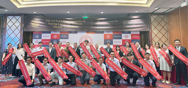 ▲ 지난달 6일 베트남 호찌민에서 개최된 세종대학교 베트남 유학생 동문회 출범식에서 참석자들이 기념촬영을 하고 있다.ⓒ세종대