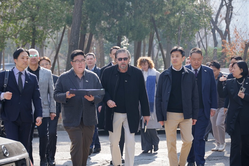 ▲ 지난 17일 아르카디스(Arcadis)의 브렛 위긴스(Bret Wiggins) 부사장(가운데)과 DL이앤씨 임직원 등이 설계안을 최종 점검하기 위해 서울 강남구 압구정5구역을 찾아 현장의 지형과 한강과의 연계성, 주변 인프라 등을 직접 확인하고 있다.ⓒDL이앤씨 제공