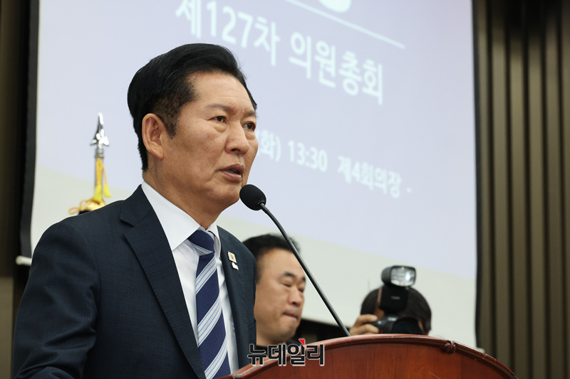 ▲ 정청래 더불어민주당 대표가 지난 17일 국회에서 열린 의원총회에서 모두발언을 하는 모습. ⓒ이종현 기자