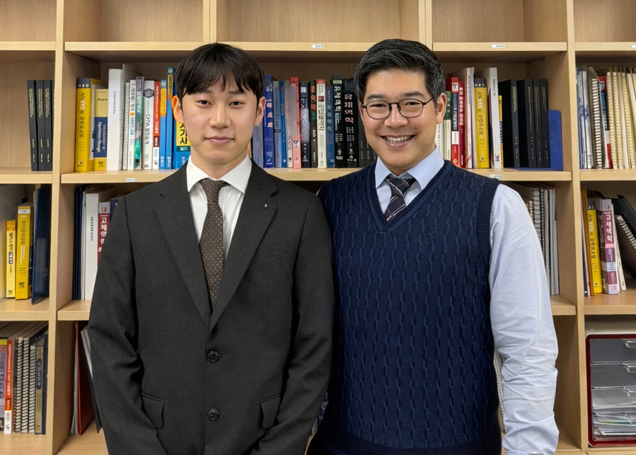 ▲ 계명대학교 기계공학과 김정진 교수 연구팀이 환자 맞춤형 골 조직 재생을 위한 인공 지지체 최적 설계 기술을 개발했다(좌부터 최준원 기계공학과 박사과정, 김정진 기계공학과 교수).ⓒ계명대