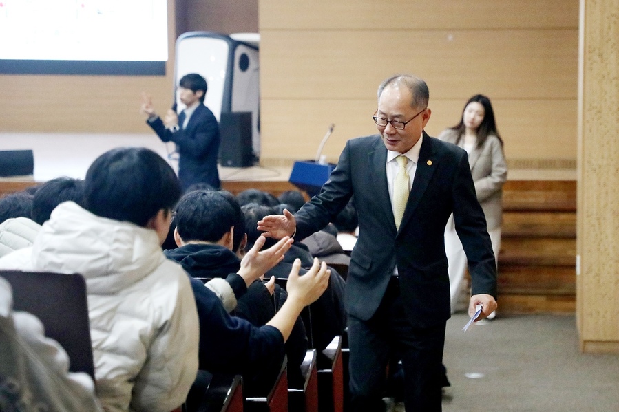 ▲ 이재용 총장이 학생들과 하이파이브를 하고 있다.ⓒ영남이공대