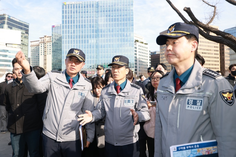 ▲ 오는 21일 방탄소년단(BTS) 컴백 공연을 앞두고 19일 오후 유재성 경찰청장 직무대행이 서울 종로구 광화문광장 일대를 시찰하고 있다. ⓒ경찰청 제공