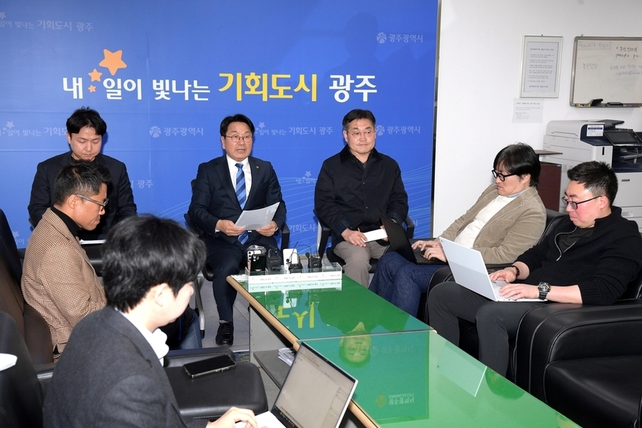 ▲ 강기정 광주광역시장이 19일 시청 기자실에서 기자들을 만나 도시철도 2호선 1단계 18개 정거장의 역명 제정을 위한 시민 의견조사 결과 등에 대해 밝히고 있다.ⓒ광주광역시 제공