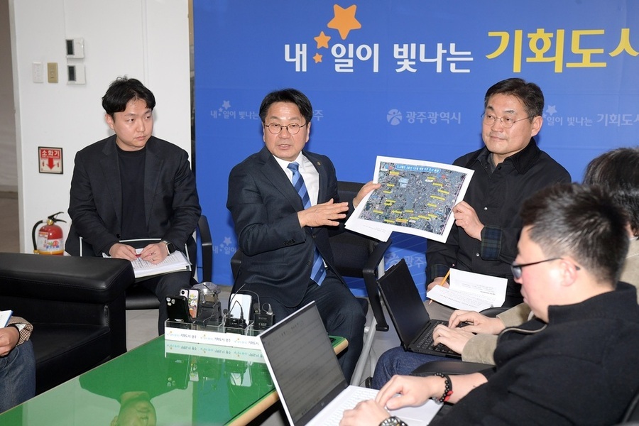 ▲ 강기정 광주광역시장이 19일 시청 기자실에서 기자들을 만나 도시철도 2호선 1단계 18개 정거장의 역명 제정을 위한 시민 의견조사 결과 등에 대해 밝히고 있다.ⓒ광주광역시 제공