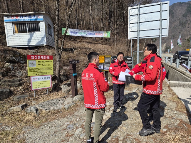 ▲ 최수천 동부지방산림청장(오른쪽에서 첫번째)이 정선군 가리왕산에 위치한 산불감시초소를 순찰하고 있다. ⓒ동부지방산림청