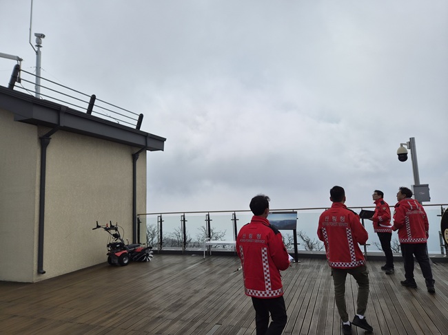 ▲ 최수천 동부지방산림청장(오른쪽에서 두번째)이 산불감시카메라 작동유무를 점검하고 있다. ⓒ동부지방산림청