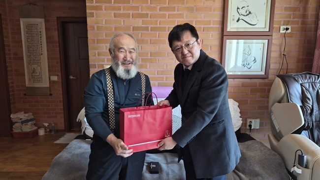 ▲ 정백규 강원서부보훈지청장(사진 오른쪽)이 19일 제11회 서해수호의 날 맞아 제2연평해선 당시 전사한 故 박동혁 병장의 유족을 방문하고 위로했다. ⓒ강원서부보훈지청