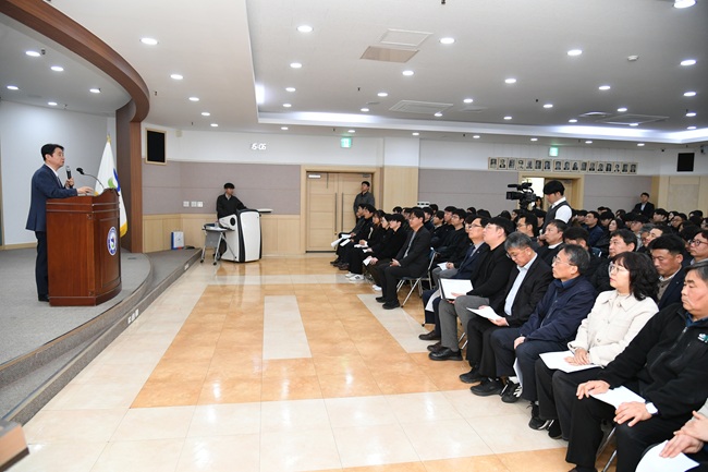 ▲ 제9회 전국동시지방선거 대비 공직선거법 교육이 19일 화천군청 대회의실에서 최문순 군수를 비롯해 화천군 공직자 전 직원이 참석한 가운데 열렸다. ⓒ화천군