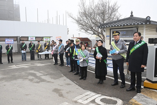 ▲ 강원 평창군이 19일 평창초등학교 일원에서 심재국 평창군수를 비롯해 평창군청, 평창경찰서, 평창교육지원청, 평창초등학교 관계자 등 30여 명이 참여한 가운데 등굣길 학생과 학부모를 대상으로 '아이 먼저' 캠페인을 진행했다. ⓒ평창군