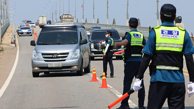 ▲ 출퇴근 시간대 상습적인 차량정체 현상을 보이고 있는 강화군 초지대교에서
경찰이 차량 통제를 하고 있다. ⓒ연합뉴스 제공