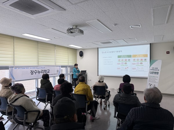 ▲ 인천 서구가 운영하는 장수누리학교에서 어르신들에게 건강 강의를 하고 있다. ⓒ인천 서구 제공